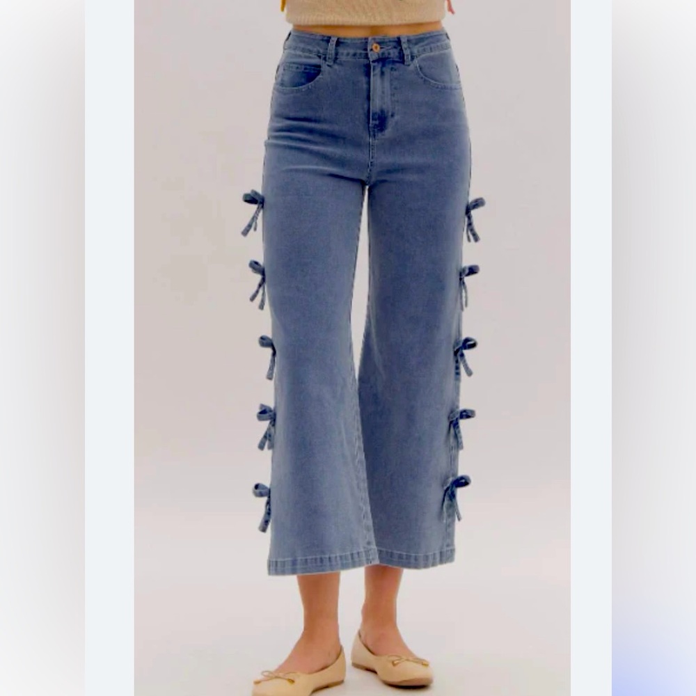 STUNNING Bow Jeans!!!!!  Size Small. NWT